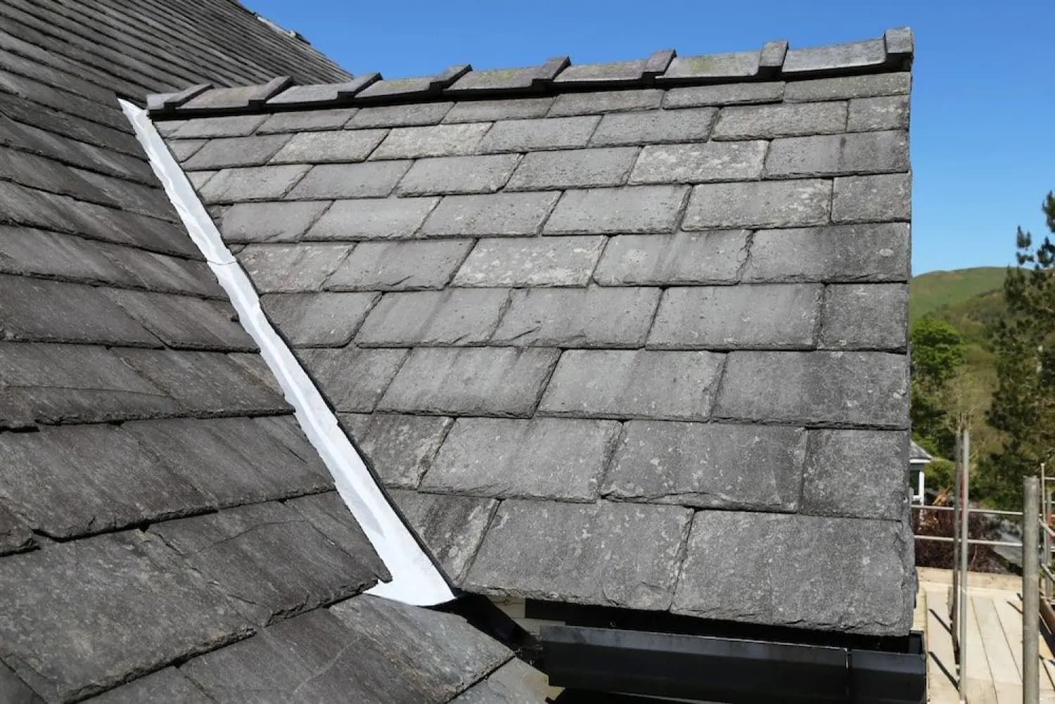 Noue en zinc soudée entre deux pans de toiture en ardoise