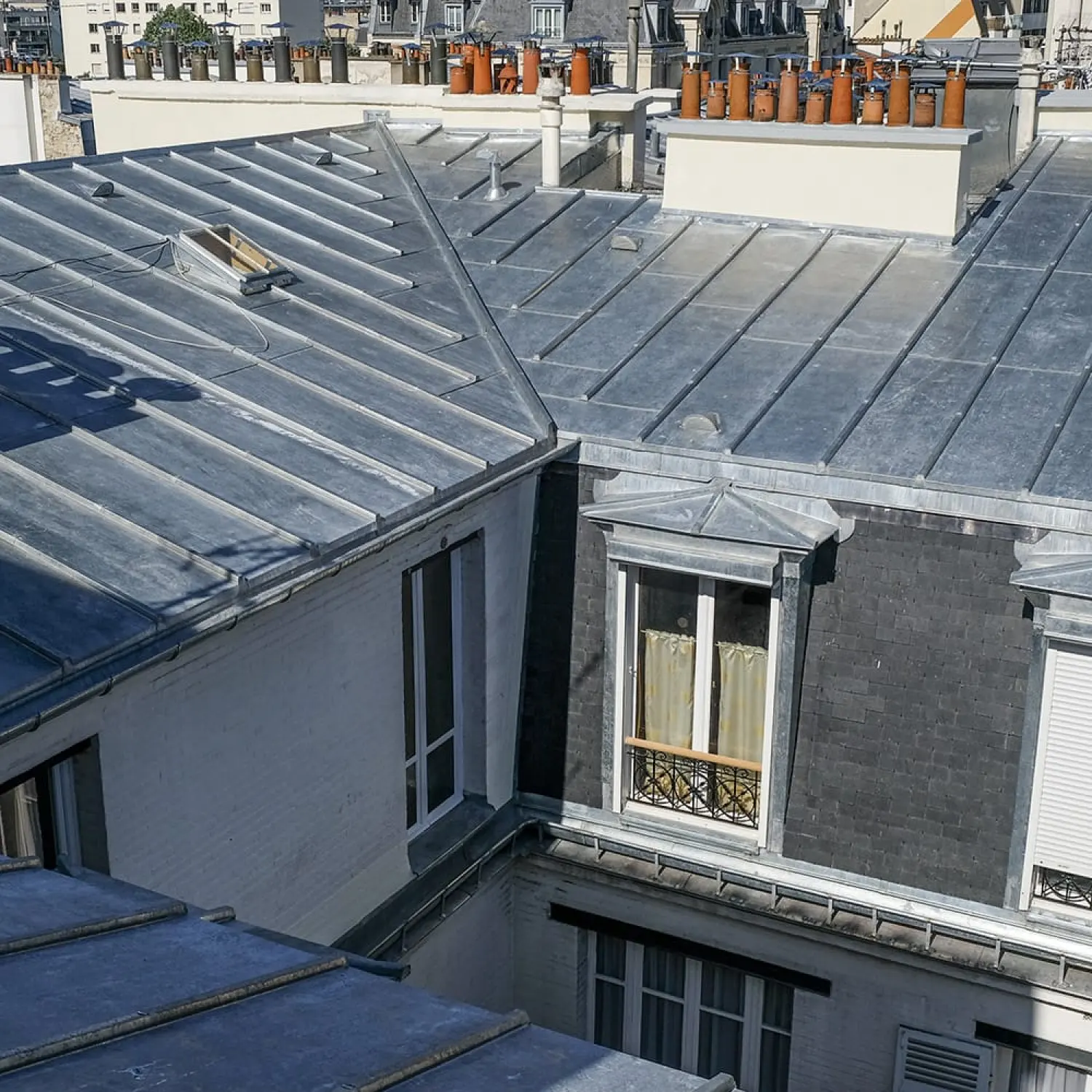 Toiture d'immeuble en ardoise et zinc à Lorient