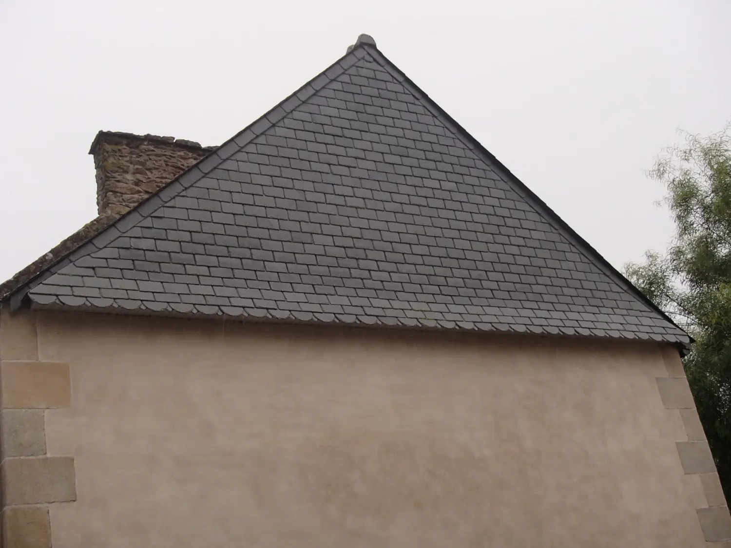 Toiture en ardoise sur maison en pierre, chantier MD Couverture Rénovation dans le Morbihan