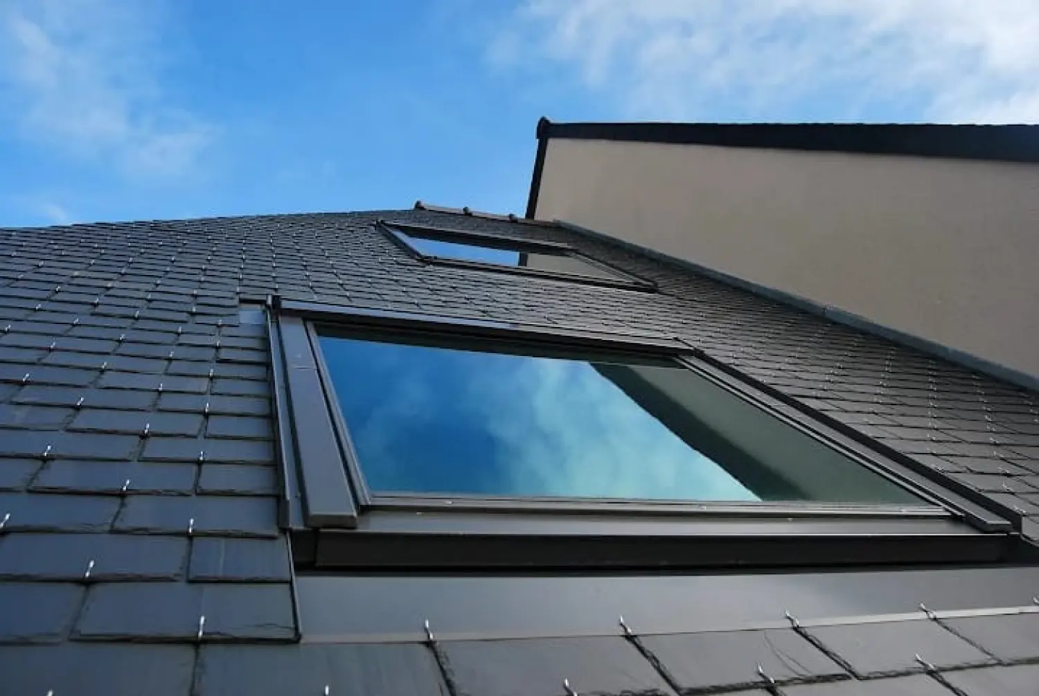 Fenêtre de toit Velux posée dans une couverture en ardoise