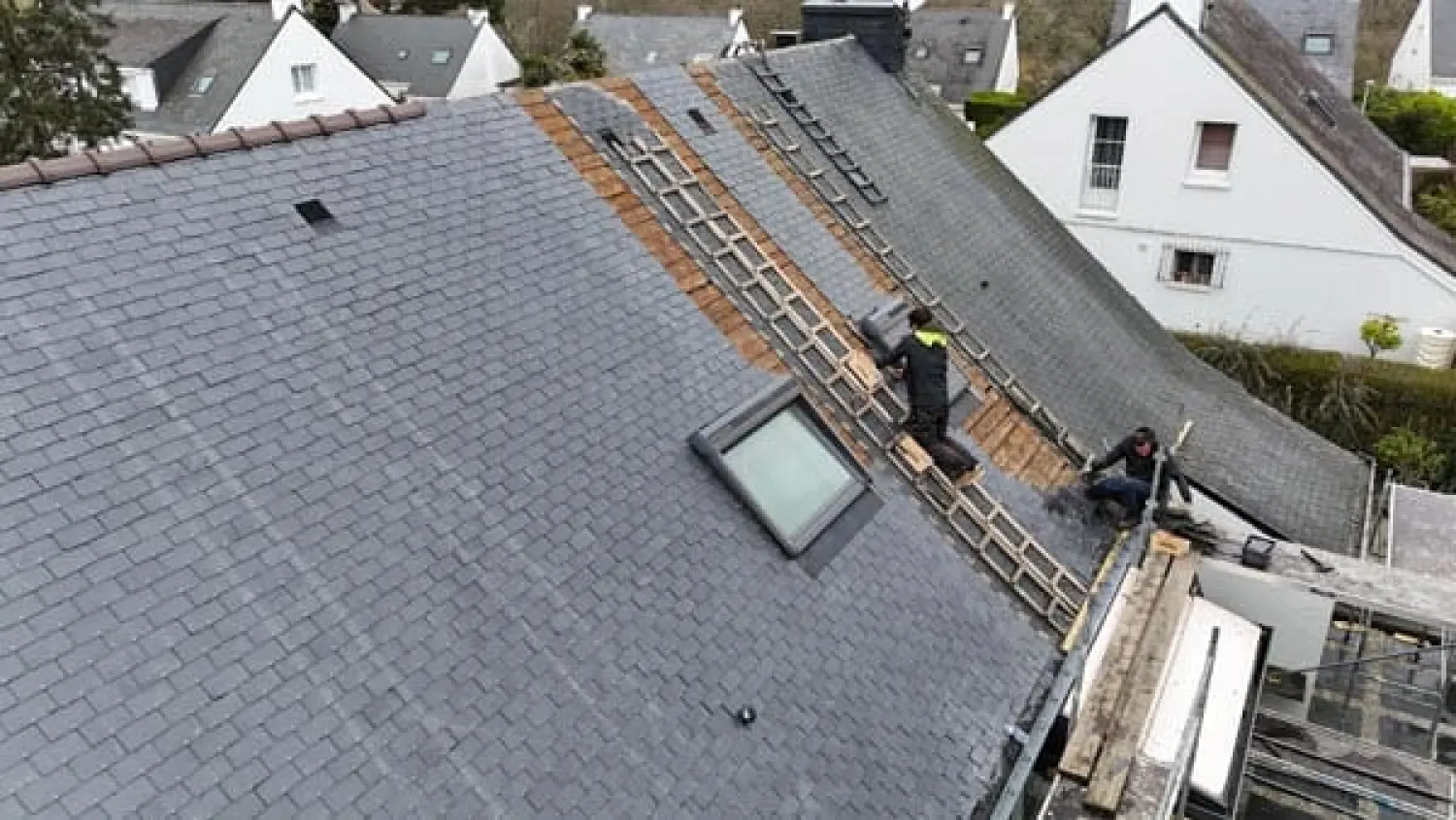 Fenêtre de toit sur maison bretonne en ardoise
