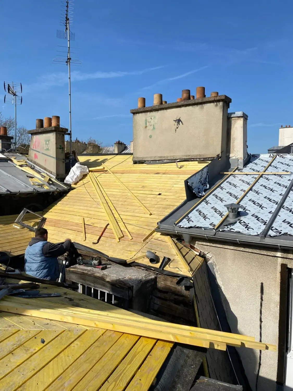 Charpente bois neuve en cours de couverture