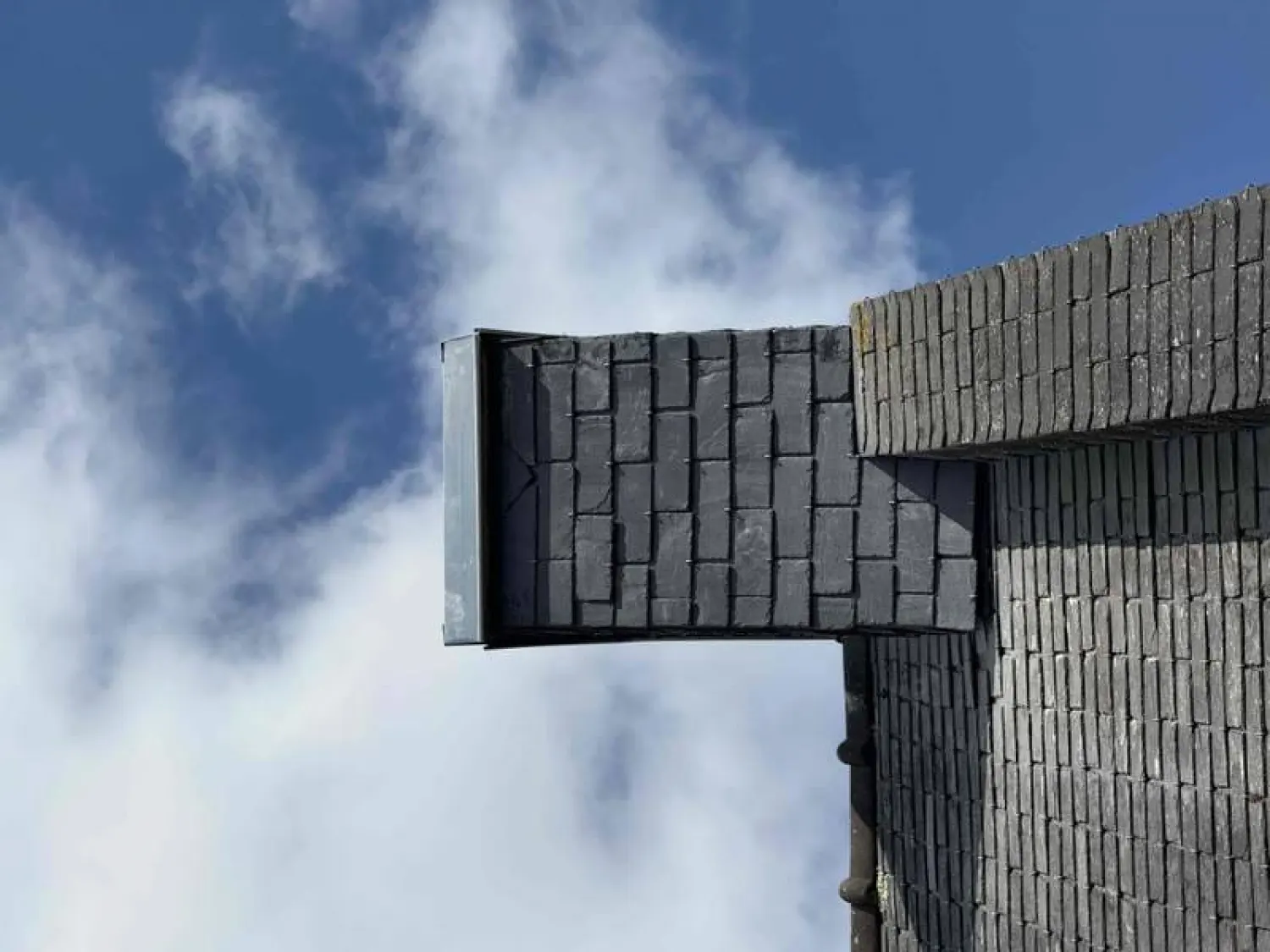 Bardage et couverture en ardoise sur maison contemporaine