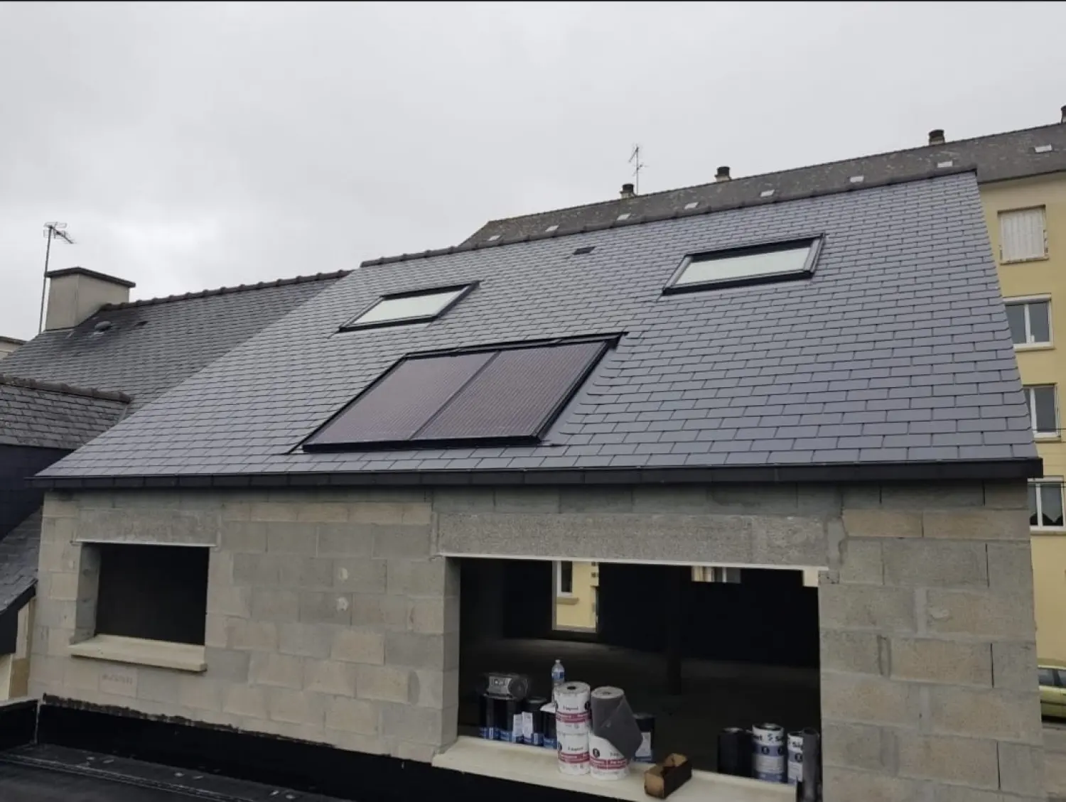 Fenêtres de toit sur maison en pierre