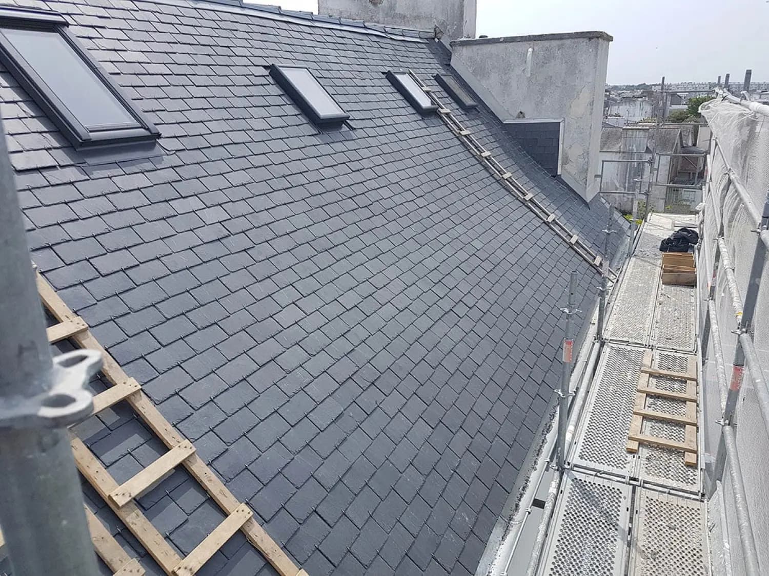 Réfection complète d'une couverture en ardoise avec fenêtres de toit