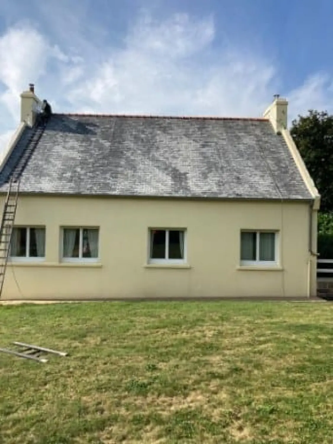 Avant : Nettoyage et traitement d'une toiture en ardoise, Morbihan